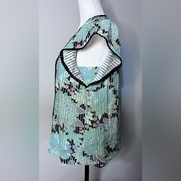 NWOT Kate Spade ♠️ Floral Top with tons of Style!! - Picture 5 of 8